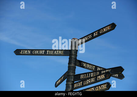 Straßenschild Besucher zu verschiedenen Sehenswürdigkeiten in der Stadt Inverness in den Highlands von Schottland, UK Stockfoto