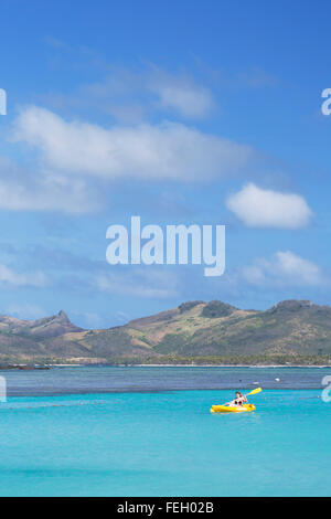 Frau Kajak in Blue Lagoon, Nacula Island, Yasawa Inseln, Fidschi Stockfoto