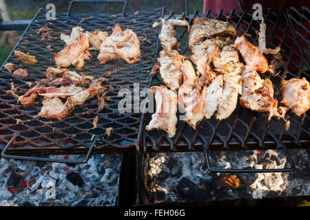 Schweinefleisch in offenem Feuer gegrillt Stockfoto