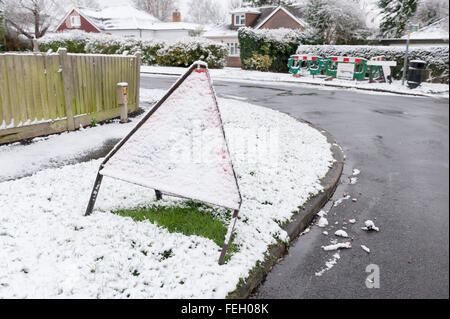 Schnee bedeckt Warnung Seufzer versteckt Männer bei der Arbeit auf Biegung einer Straße unklar Baustellen auf der Straße unsichtbare Gefahr Stockfoto