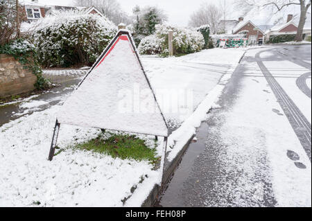 Schnee bedeckt Warnung Seufzer versteckt Männer bei der Arbeit auf Biegung einer Straße unklar Baustellen auf der Straße unsichtbare Gefahr Stockfoto