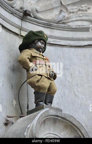 Manneken Pis in Militäruniform Soldaten 1 St-Klasse in das Regiment Ardennen auf Samstag, 6. Februar 2016 in Brüssel, Belgien Stockfoto