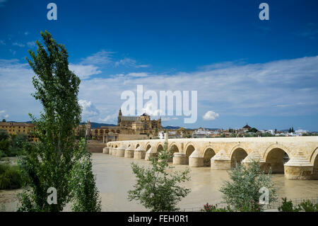 Restaurierte römische Brücke über den Guadalquivir Fluss. Es ist 247 Meter lang und 9 Meter breit. Cordoba. Spanien Stockfoto