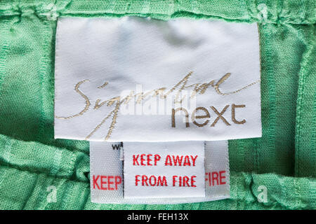 Unterschrift nächsten fernhalten Feuer Etikett in der Kleidung Stockfoto