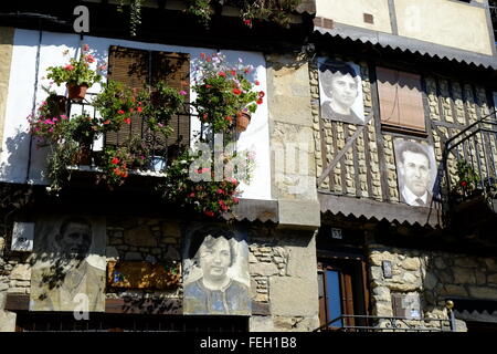 Mittelalterliche Stadt mit den Porträts der Bewohner auf ihre Häuser. Mogarraz, Castilla y León. Spanien Stockfoto