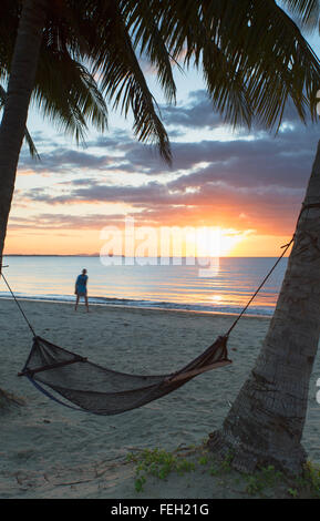 Hängematte am Neustädter Strand bei Sonnenuntergang, Nadi, Viti Levu, Fidschi Stockfoto