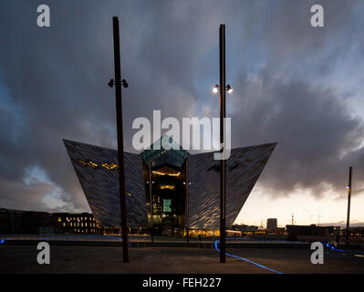 Sonnenuntergang auf der Titanic-Museum auf dem Gelände der ehemaligen Werft Harland &amp; Wolff Titanic Quarter Belfast Stockfoto