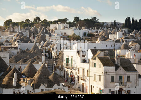 Blick über den Trulli im Rione Monti Viertel von Alberobello, Apulien, Italien Stockfoto