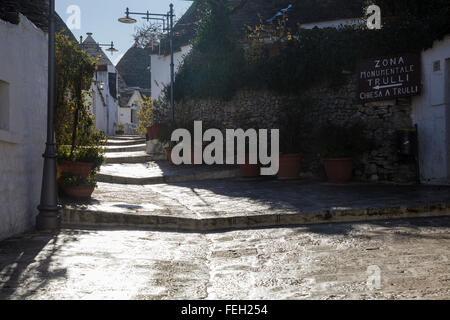 Pfad im Bereich Trulli Rione Monti mit einem Schild zu den Trulli und Trulli Chruch, Alberobello, Apulien, Italien Stockfoto