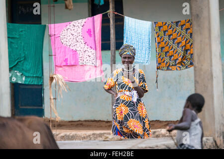 Eine bunt gekleidete Frau in einem Dorf in Guinea Bissau Stockfoto