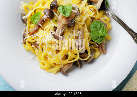 frische Pasta mit Pilzen, Essen Spitze Stockfoto