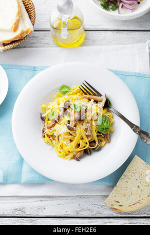 italienische Pasta mit Pilzen und Käse, Lebensmittel-Draufsicht Stockfoto