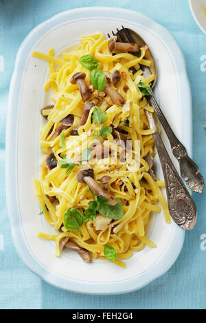 Pasta mit gebratenen Pilzen, Ansicht von oben Stockfoto