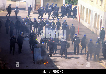 Polizisten in öffentlichen Ordnung Training am Metropolitan Polizei öffentliche Ordnung Training Centre, London, UK tätig. Stockfoto