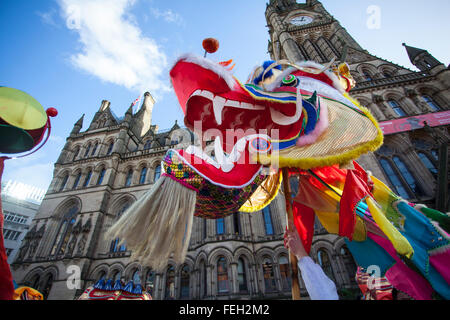 7. Februar 2016 Manchester. Chinese New Year Drachenparade.  Das Jahr des Affen-Parade wurde geführt von einem spektakulären 175-Fuß-Drachen mit der Prozession Einstellung aus von Albert Square, vor dem Rathaus, der seinen Weg nach Chinatown, die Parade ist der traditionelle Kern von Manchesters jährlichen chinesischen Neujahrsfest. Bildnachweis: Mar Photographics/Alamy Live-Nachrichten Stockfoto