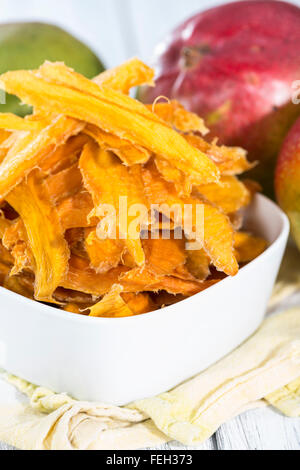 Getrocknete Mango Scheiben in eine Schüssel geben (close-up erschossen) Stockfoto
