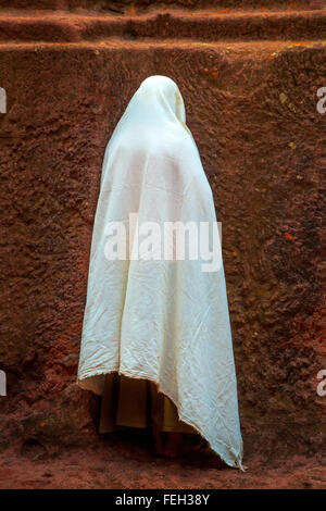 Religiös Gläubige in Fels gehauene Kirche Bet Giyorgis, Lalibela, Äthiopien. Stockfoto