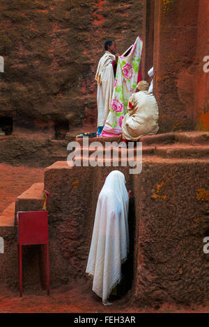 Gläubige in Fels gehauene Kirche Bet Giyorgis, Lalibela, Äthiopien. Stockfoto