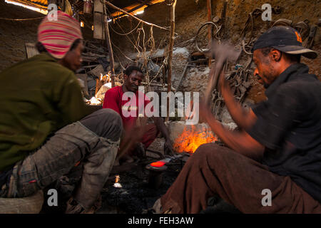 Drei Schmiede in ihrer Werkstatt, Harar, Äthiopien. Stockfoto