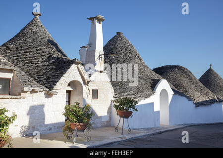 Typische Trulli im Stadtteil Aia Piccola in Alberobello, Apulien, Italien Stockfoto