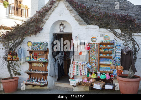 Souvenirläden Geschenk Trulli in Alberobello, Apulien, Italien Stockfoto