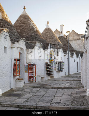 Typische Trulli mit Geschäften in Alberobello, Apulien, Italien Stockfoto