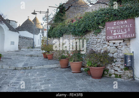 Pfad im Bereich Trulli Rione Monti mit einem Schild zu den Trulli und Trulli Chruch, Alberobello, Apulien, Italien Stockfoto