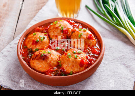 Huhn-Hackfleischbällchen mit Tomatensauce in einer Ton-Schüssel Stockfoto