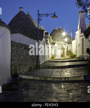 Straße im Stadtteil Trulli Rione Monti in Alberobello, Apulien, Italien Stockfoto