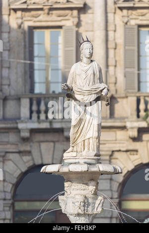 Die antike römische Statue namens Madonna Verona auf einem Brunnen in der Piazza Delle Erbe in Verona, Stockfoto