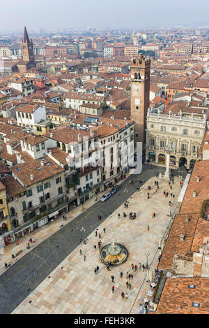 Blick auf die Piazza Delle Erbe und Palazzo Maffei von Torre dei Lamberti, in Verona Stockfoto