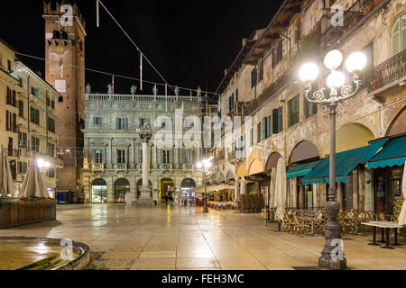 Nachtansicht der Piazza Delle Erbe, auch als Marktplatz, wo das Forum während des römischen Reiches war Stockfoto