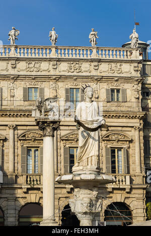 Die antike römische Statue namens Madonna Verona auf einem Brunnen in der Piazza Delle Erbe in Verona, Stockfoto