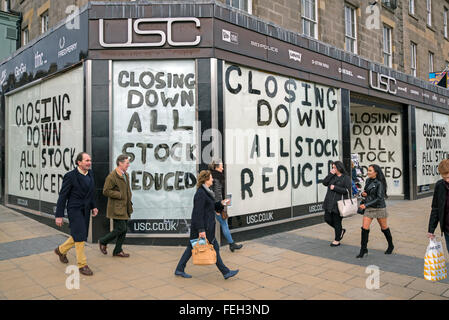 USC Bekleidungsgeschäft auf Princes Street, Edinburgh, mit Zeichen an den Fenstern geschlossen. Stockfoto