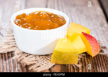 Hausgemachte Mango Marmelade auf dunklem Holz Stockfoto