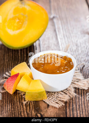 Hausgemachte Mango Marmelade auf dunklem Holz Stockfoto