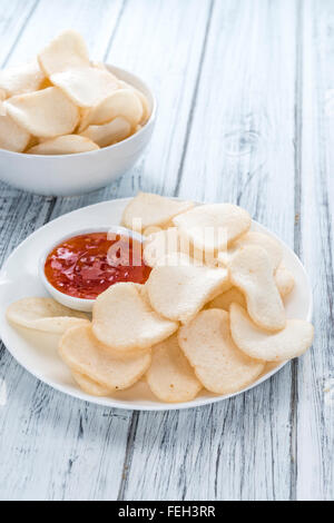 Frisch gemacht Prawn Crackers (Krupuk) auf hölzernen Hintergrund Stockfoto