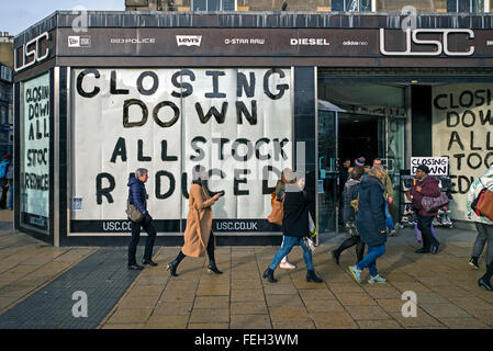 USC Bekleidungsgeschäft auf Princes Street, Edinburgh, mit Zeichen an den Fenstern geschlossen. Stockfoto