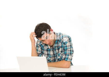 junger Mann, Check Hemd, arbeiten mit Laptop-computer Stockfoto