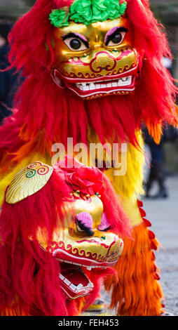 7. Februar 2016 Manchester. Chinese New Year Drachenparade.  Das Jahr des Affen-Parade wurde geführt von einem spektakulären 175-Fuß-Drachen mit der Prozession Einstellung aus von Albert Square, vor dem Rathaus, der seinen Weg nach Chinatown, die Parade ist der traditionelle Kern von Manchesters jährlichen chinesischen Neujahrsfest. Bildnachweis: Mar Photographics/Alamy Live-Nachrichten Stockfoto