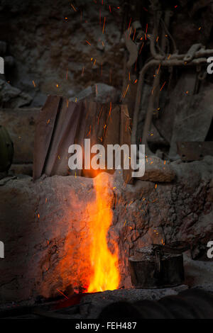 Ein brennendes Feuer in einer Schmiede in Harar, Äthiopien. Stockfoto