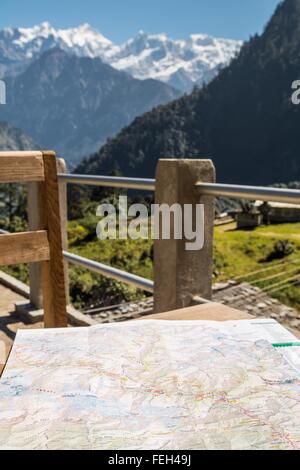 Hikking Karte auf einem Tisch Stockfoto