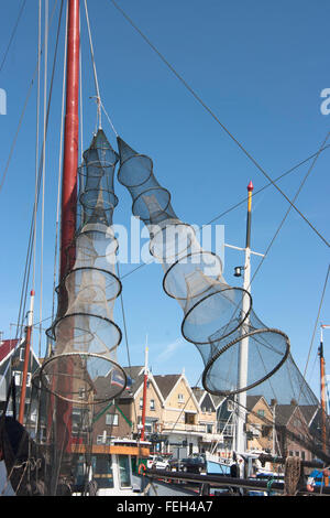 Trocknende Fischernetze auf Boot im kleinen Fischerhafen in Urk, Flevoland, Niederlande Stockfoto