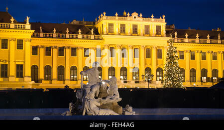 Schloss Schönbrunn in Wien beleuchtet während des Weihnachtsmarktes Stockfoto
