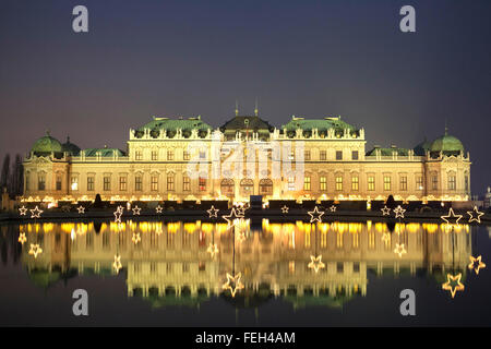 Oberen Schloss Belvedere in Wien beleuchtet während des Weihnachtsmarktes Stockfoto