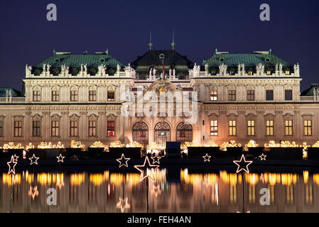 Oberen Schloss Belvedere in Wien beleuchtet während des Weihnachtsmarktes Stockfoto