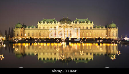 Oberen Schloss Belvedere in Wien beleuchtet während des Weihnachtsmarktes Stockfoto