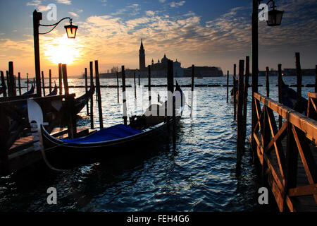 Blick auf San Giorgio Maggiore mit Ankern Gondeln in Venedig bei Sonnenaufgang Stockfoto