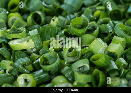 Frisch geschnittene Frühlingszwiebeln (Nahaufnahme) als Hintergrundbild oder als Textur Stockfoto