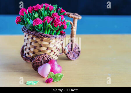 Zwei Herzen legte einen Blumentopf auf den hölzernen Stockfoto